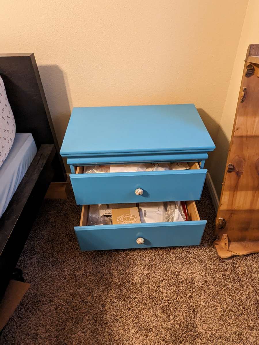 2 bedside night stands