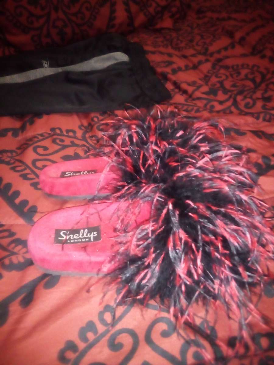 Shelly London  red and black feathers shoes sz 8