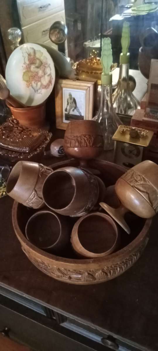 vintage wooden bowl with 8 cups