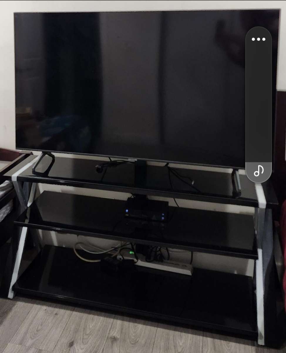 Samsung smart 55in TV like new with tinted glass black and s