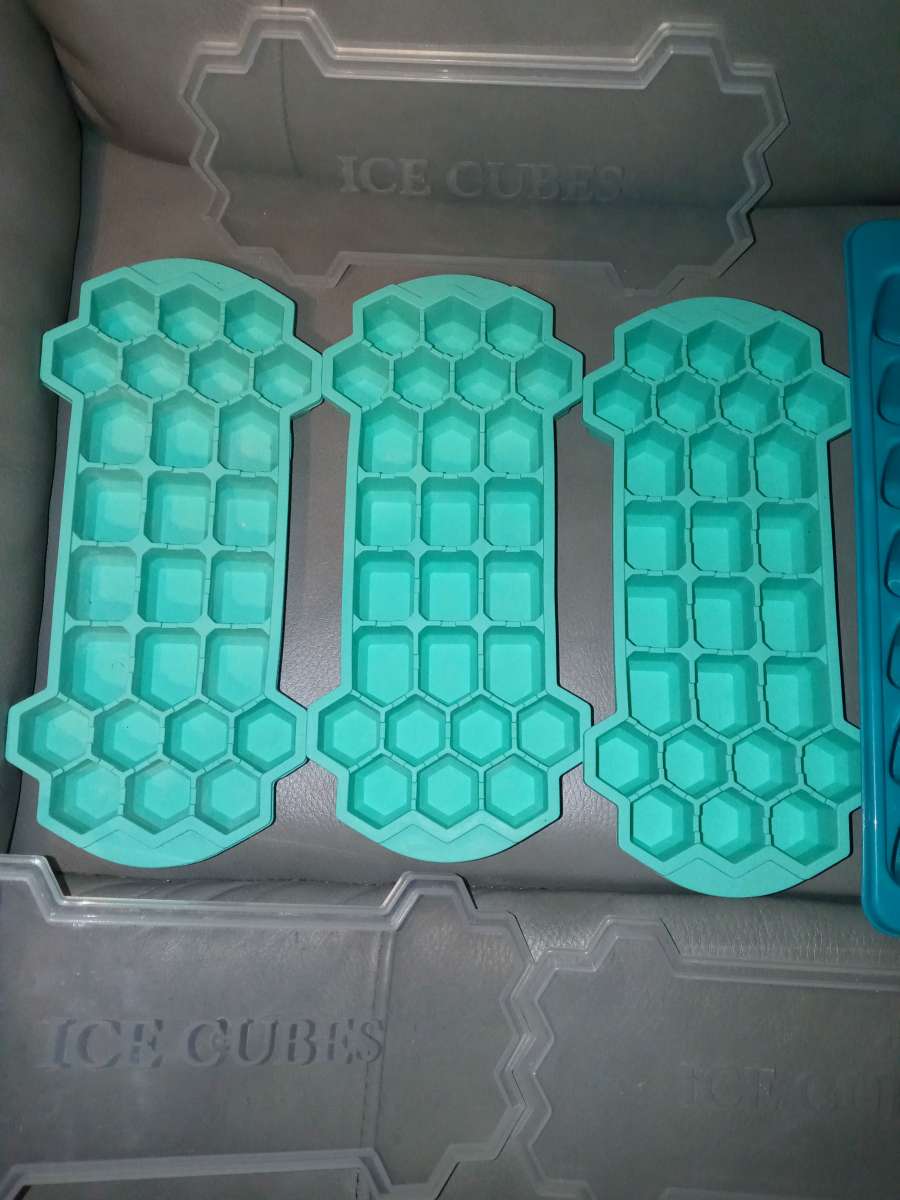 three honeycomb ice Cube mold trays with lids to regular ice