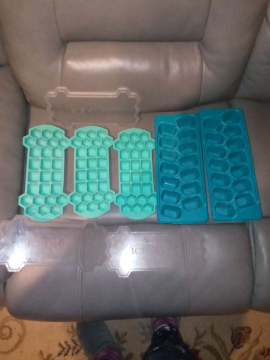 three honeycomb ice Cube mold trays with lids to regular ice