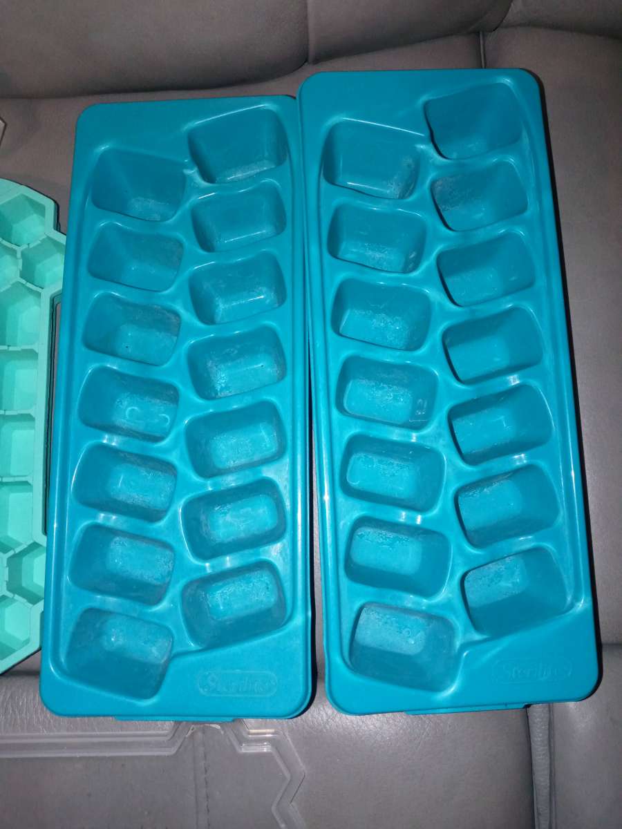 three honeycomb ice Cube mold trays with lids to regular ice