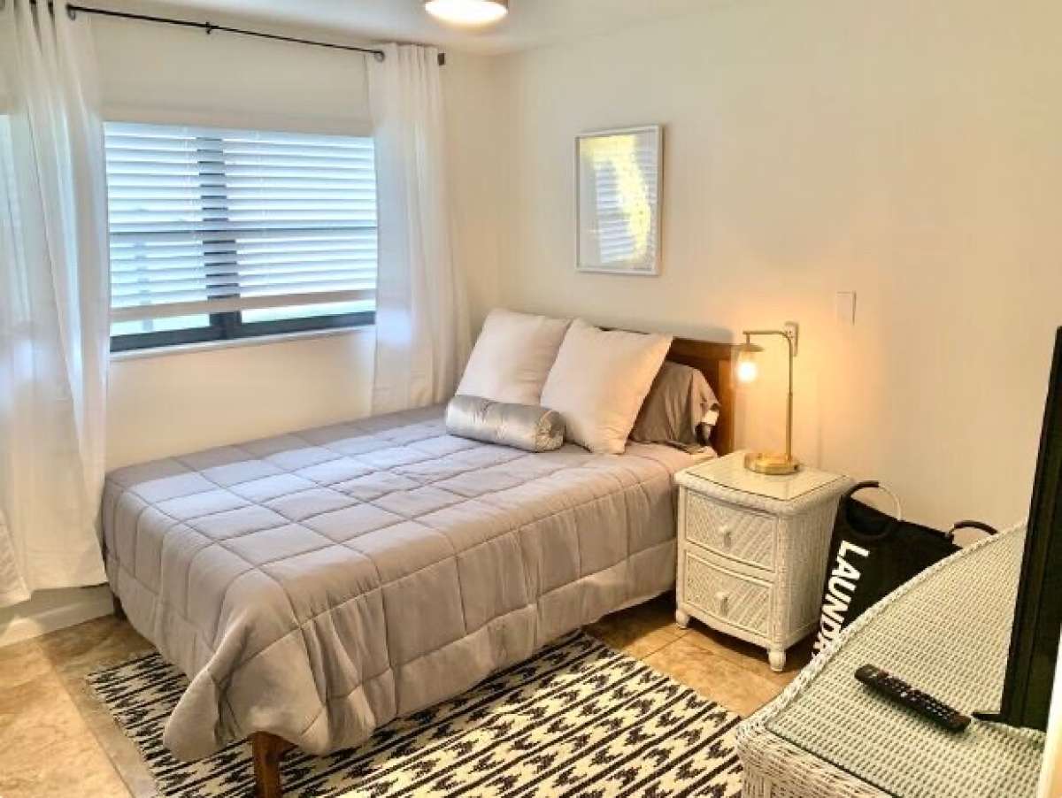 Beautifully furnished 3bed 2bath with an office