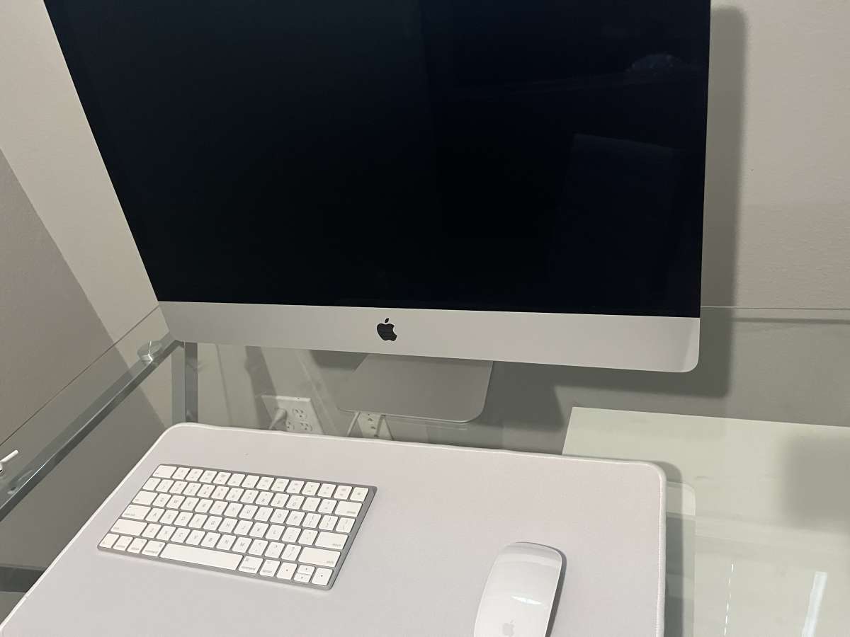 Apple iMac Desktop Compute sonoma 4K with mouse and keyboard