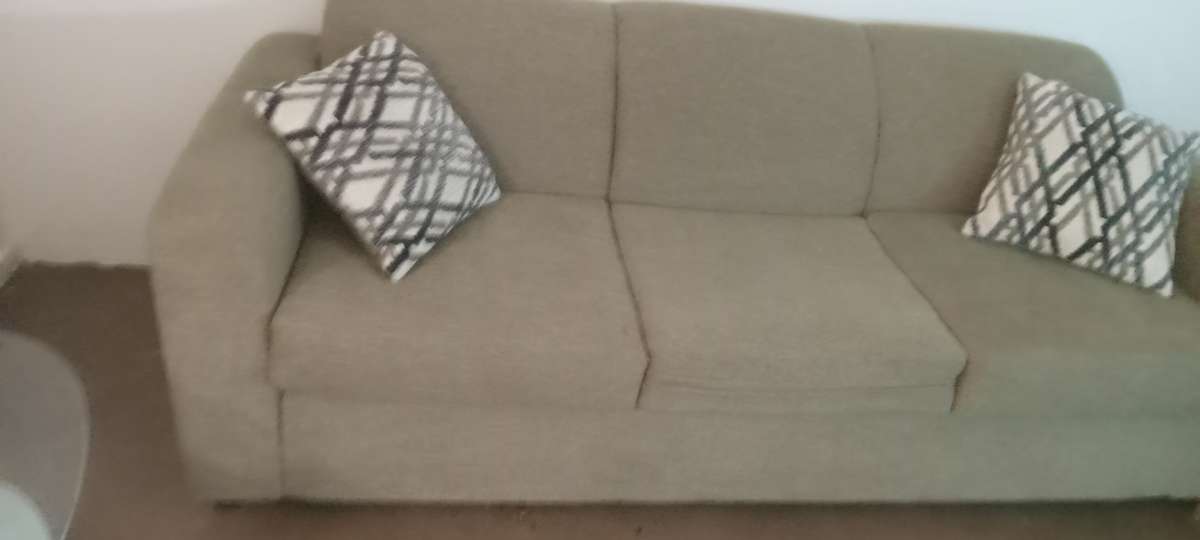 selling my sofa theyre in good condition