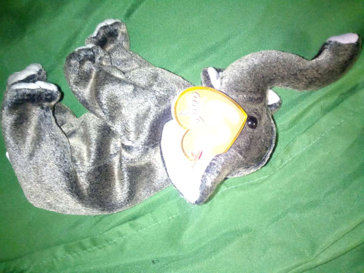 2000 Ty beanie babies trumpet elephant mint selling collec
