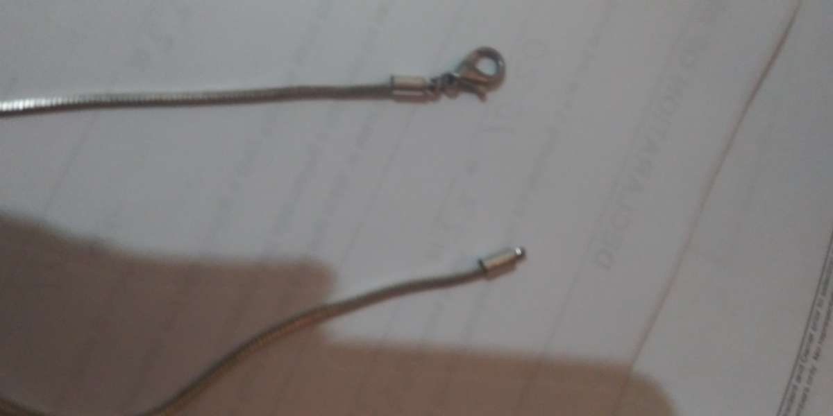 womens beautiful silver necklace throwing in pendant for fre