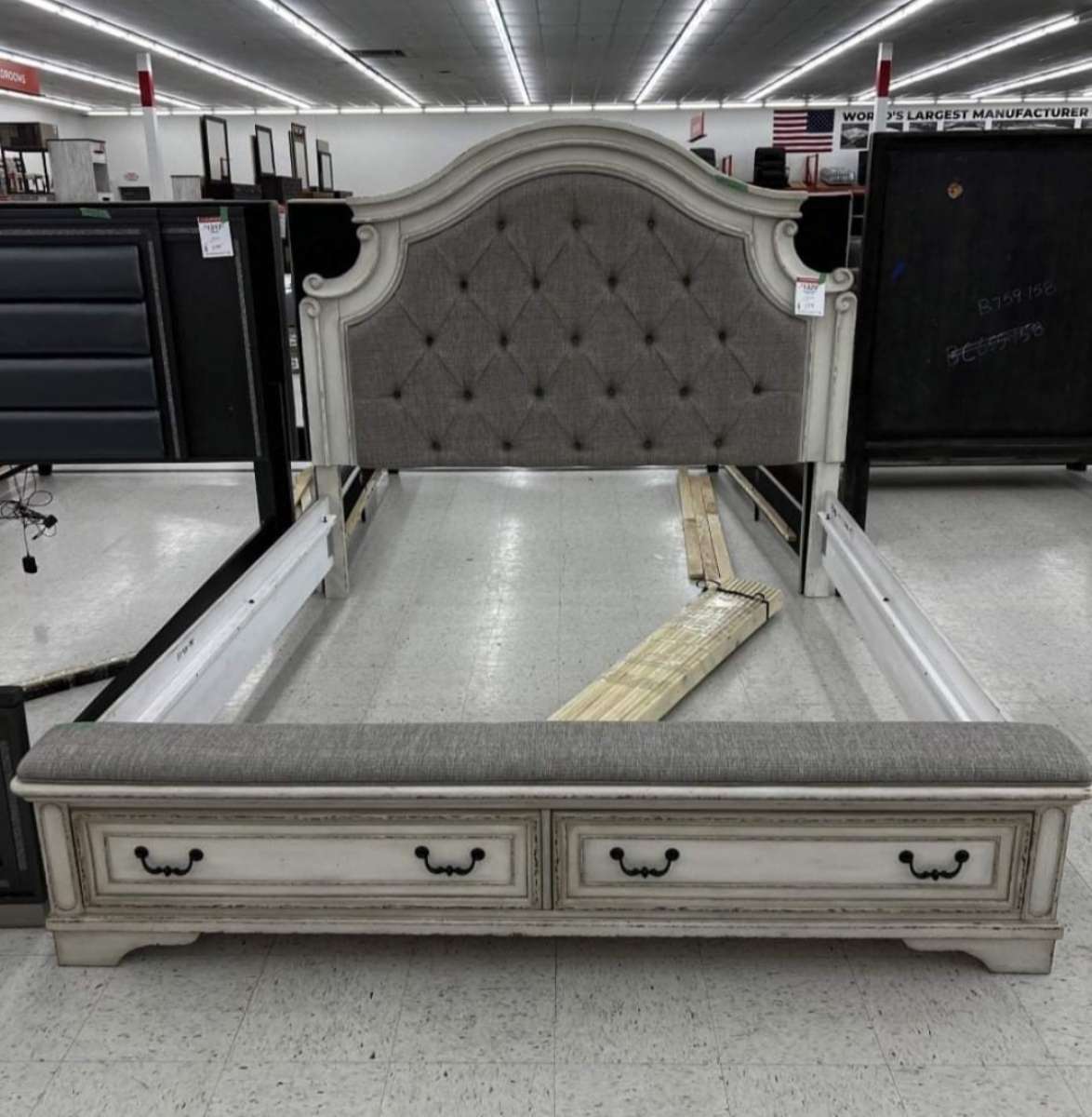 Realyn chipped White Queen storega bed