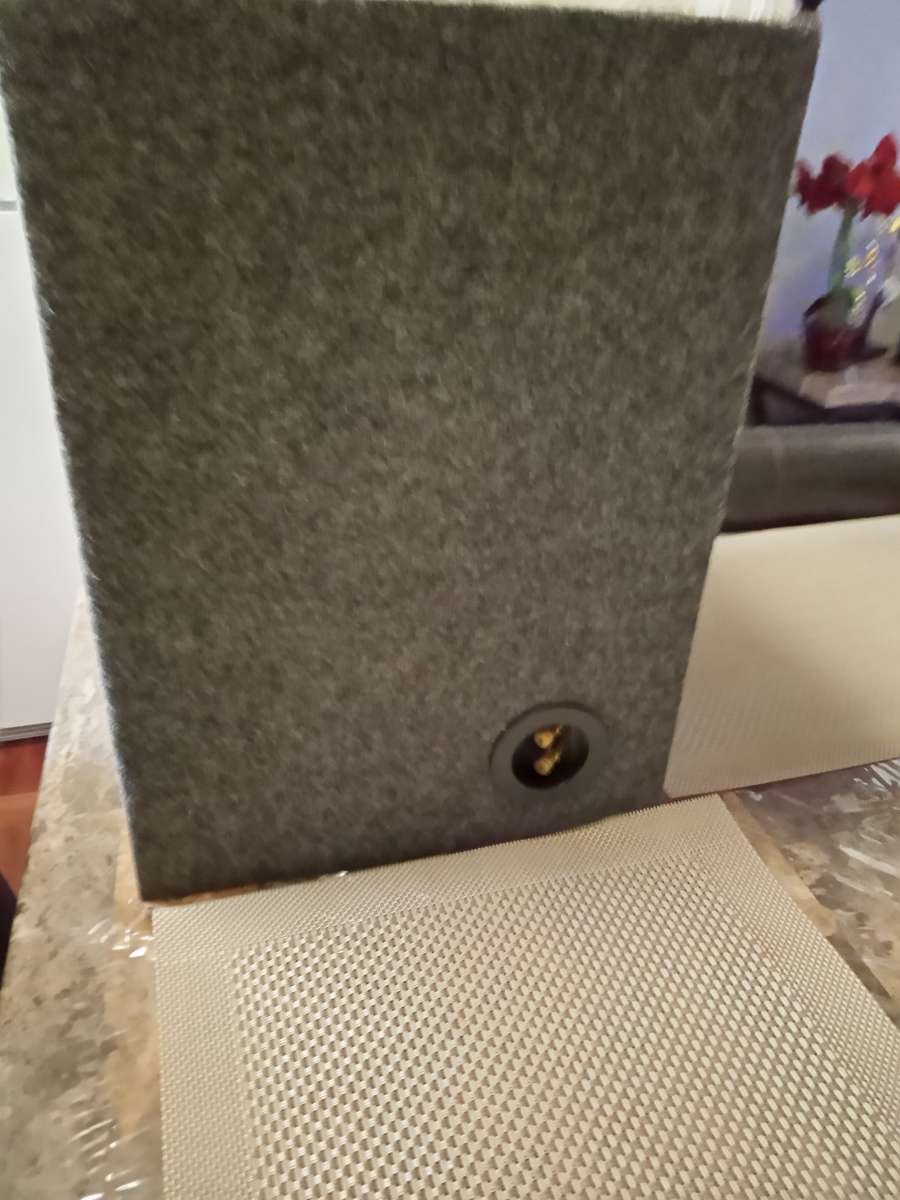 selling 2box 800 watts like new for a mustang