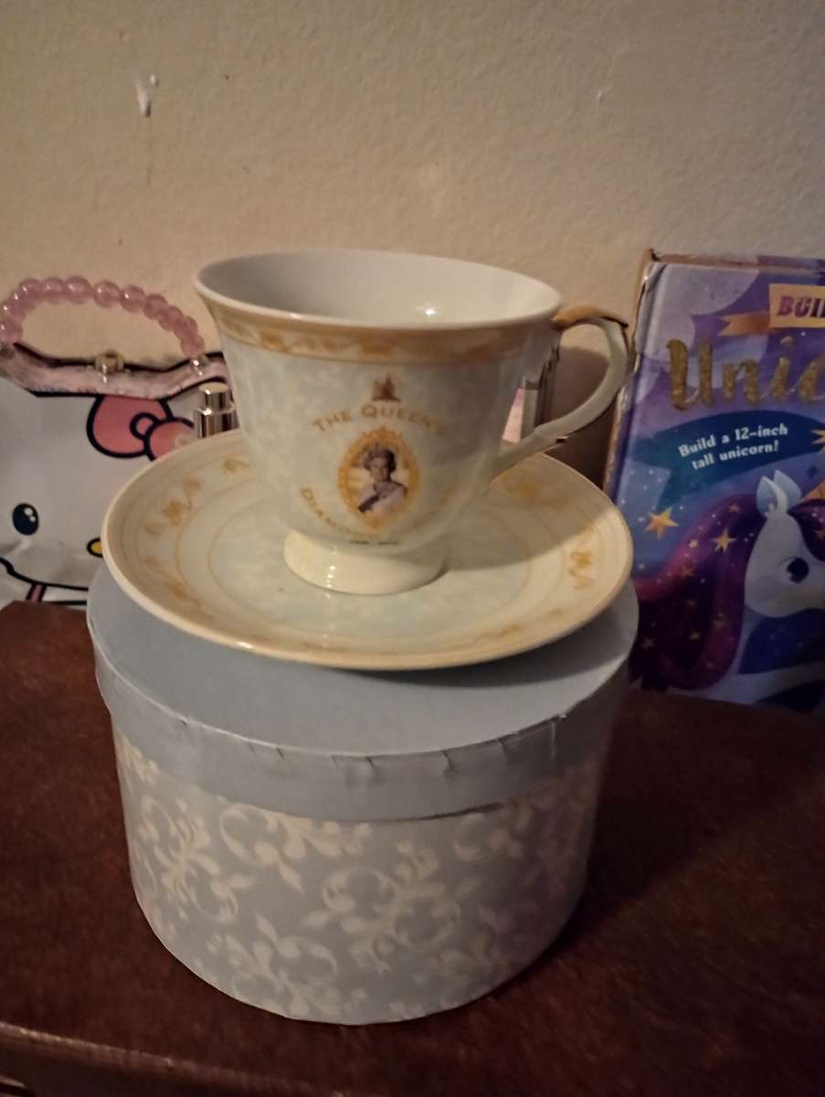 ANTIQUE TEA CUP AND PLATE OF QUEEN DIAMOND JUBILEE 25 OBO