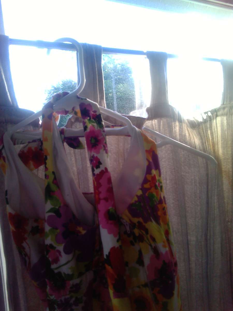 sleeveless flower dress is size 8 in womens
