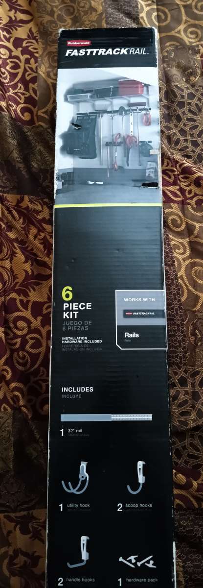 Rubbermaid FastTrack Rail with 5 Hooks