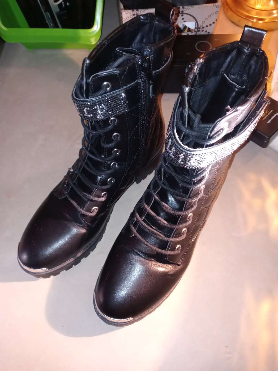 Juicy Couture Womens Opal Black Quilted Combat Boots 8half