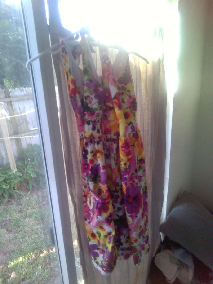sleeveless flower dress is size 8 in womens