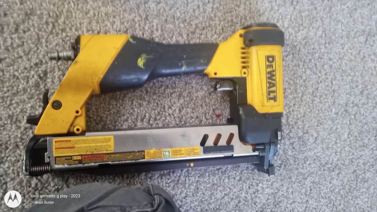 DeWalt  16 Gauge pneumatic staple gun and hose
