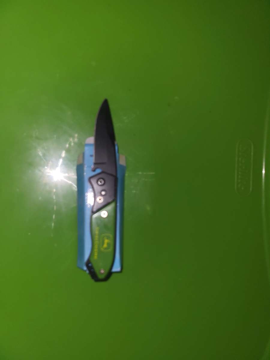 John deere automatic pocket knife