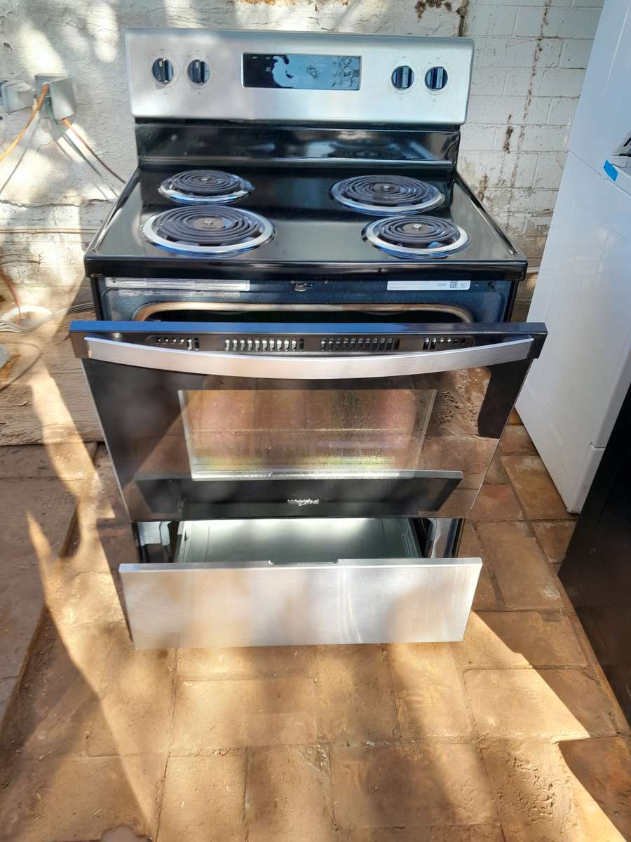 ELECTRIC WHIRLPOOL STOVE STENLESS STILL WITH BLACK EXCELLENT
