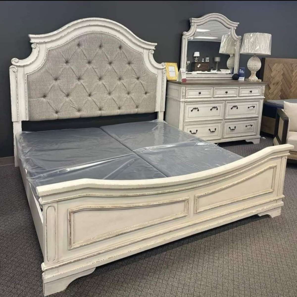 Realyn Chipped bedroomset dresser mirror bed Queen