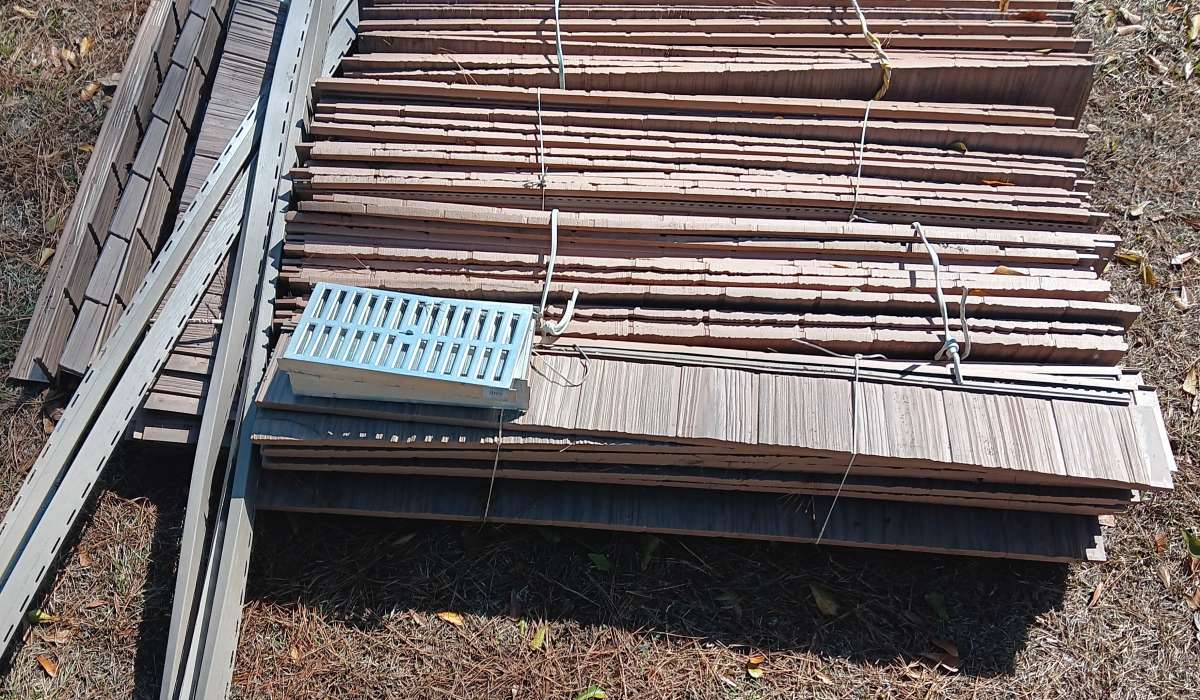 7 in X 5 ft staggered wood shake vinyl siding