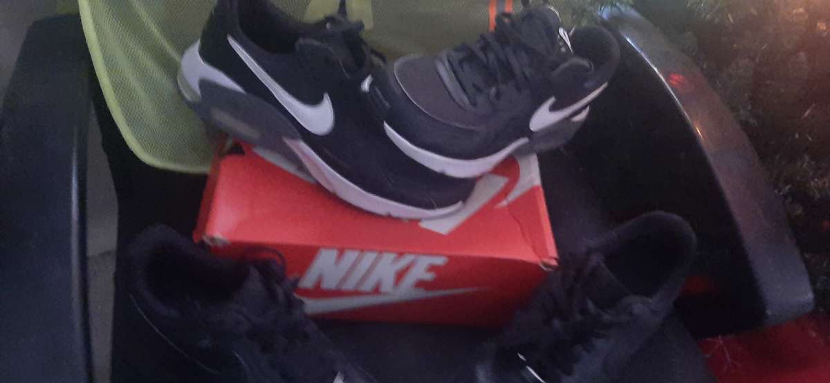 Nike air maxes