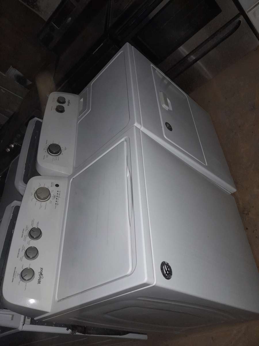 WHIRLPOOL WASHER DRYER ELECTRIC WHITE ON WHITE JUST LIKE NEW