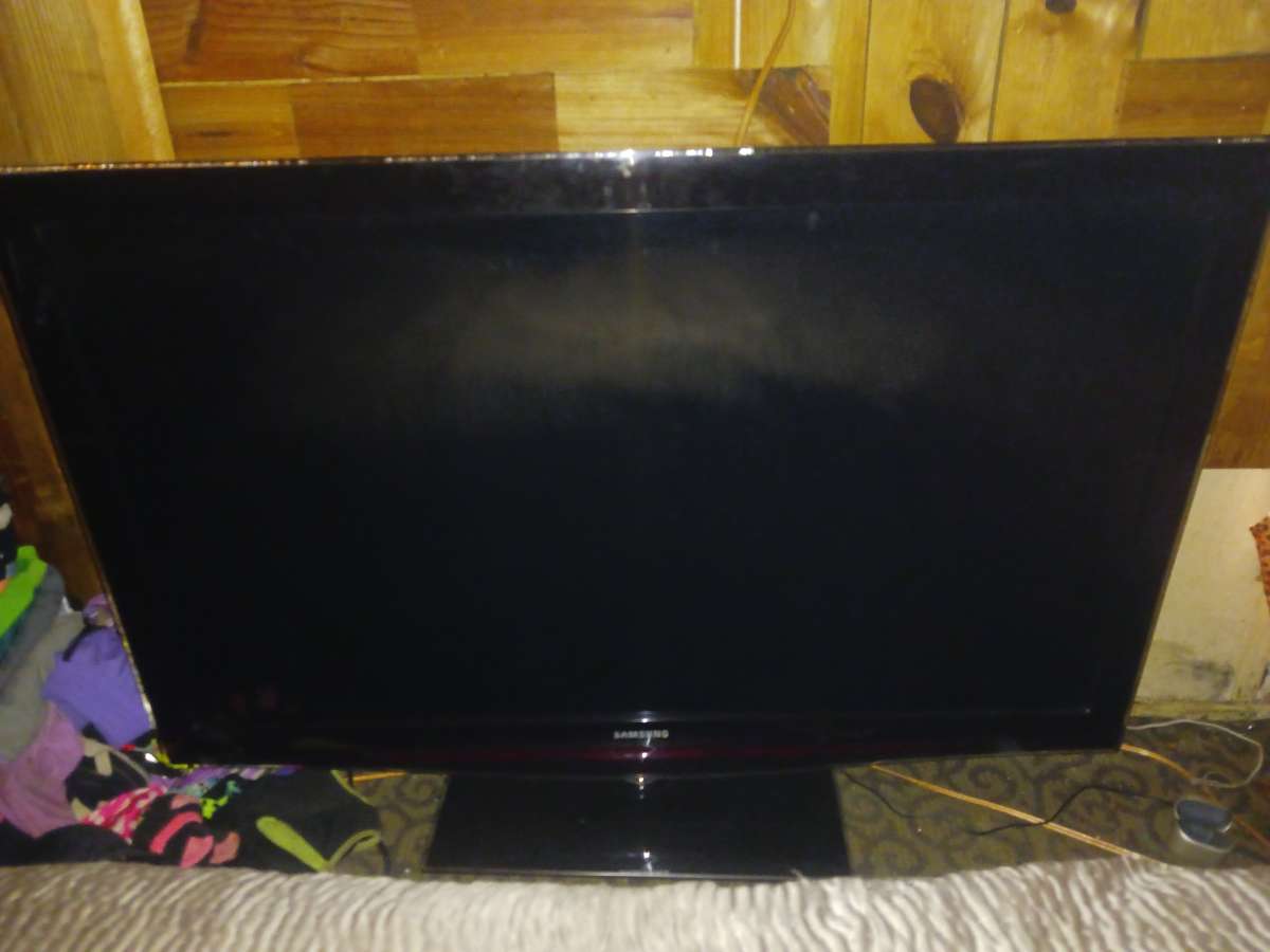 Samsung 52 inch flat screen tv with remote control and there