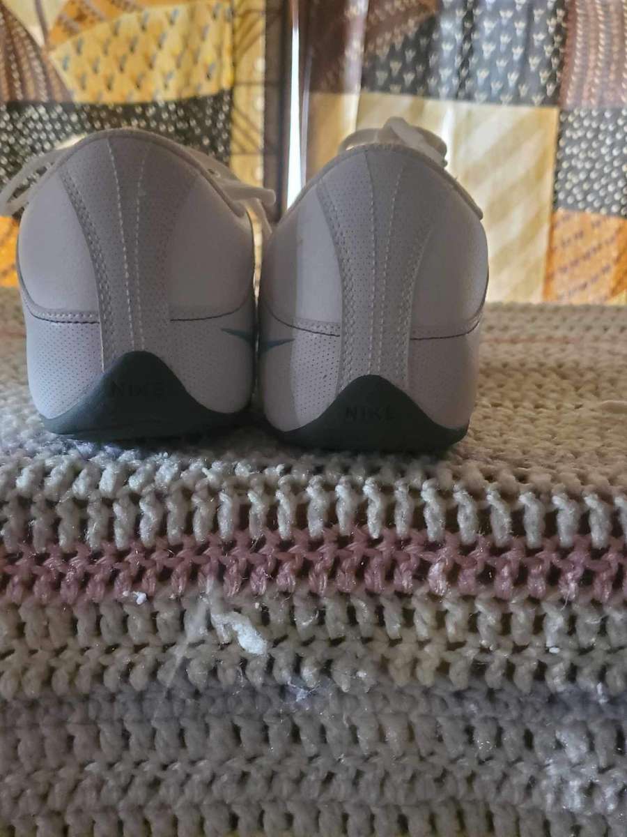 Nike white sneakers size 10 lace up