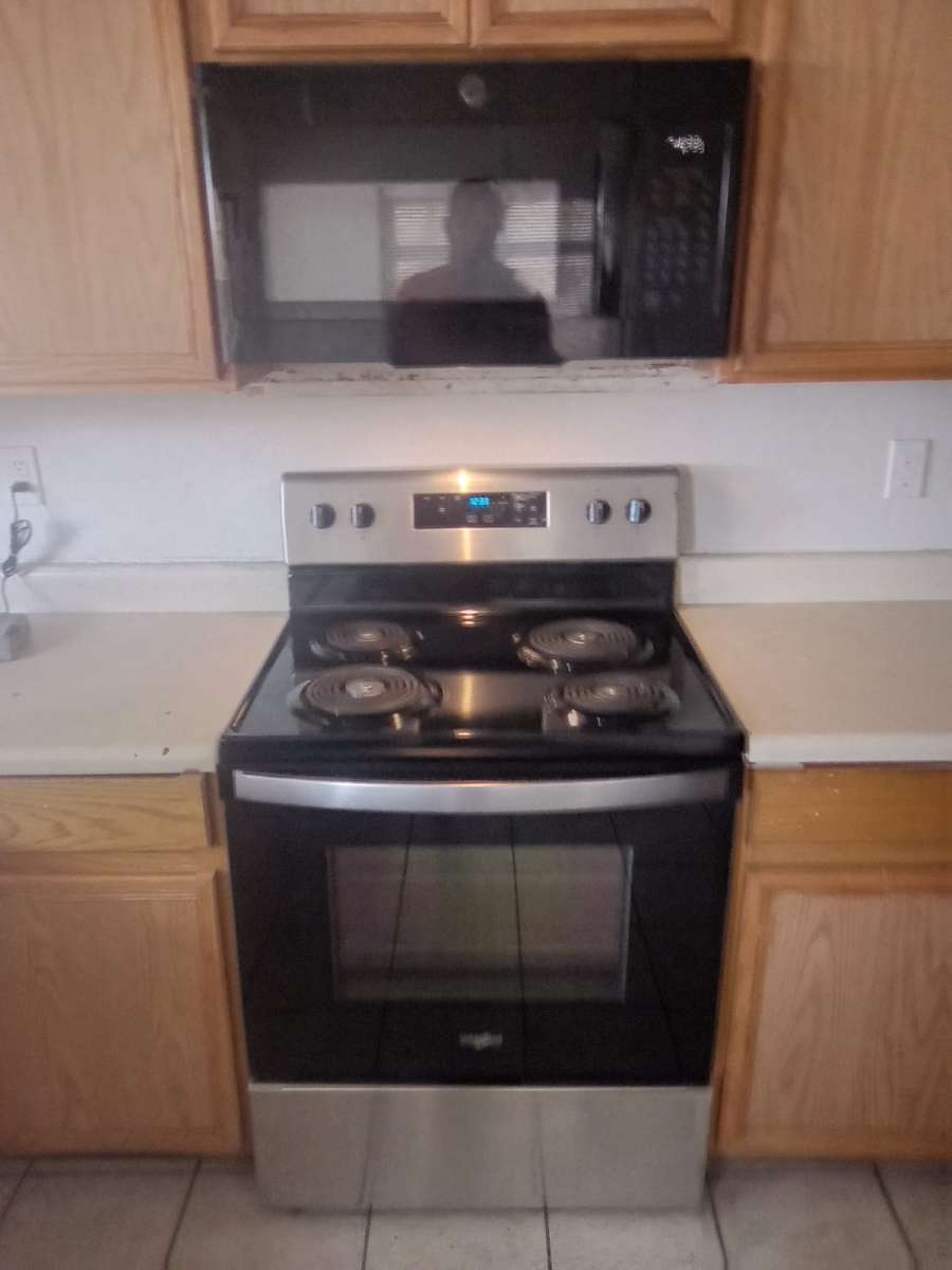 ELECTRIC WHIRLPOOL STOVE STENLESS STILL WITH BLACK EXCELLENT