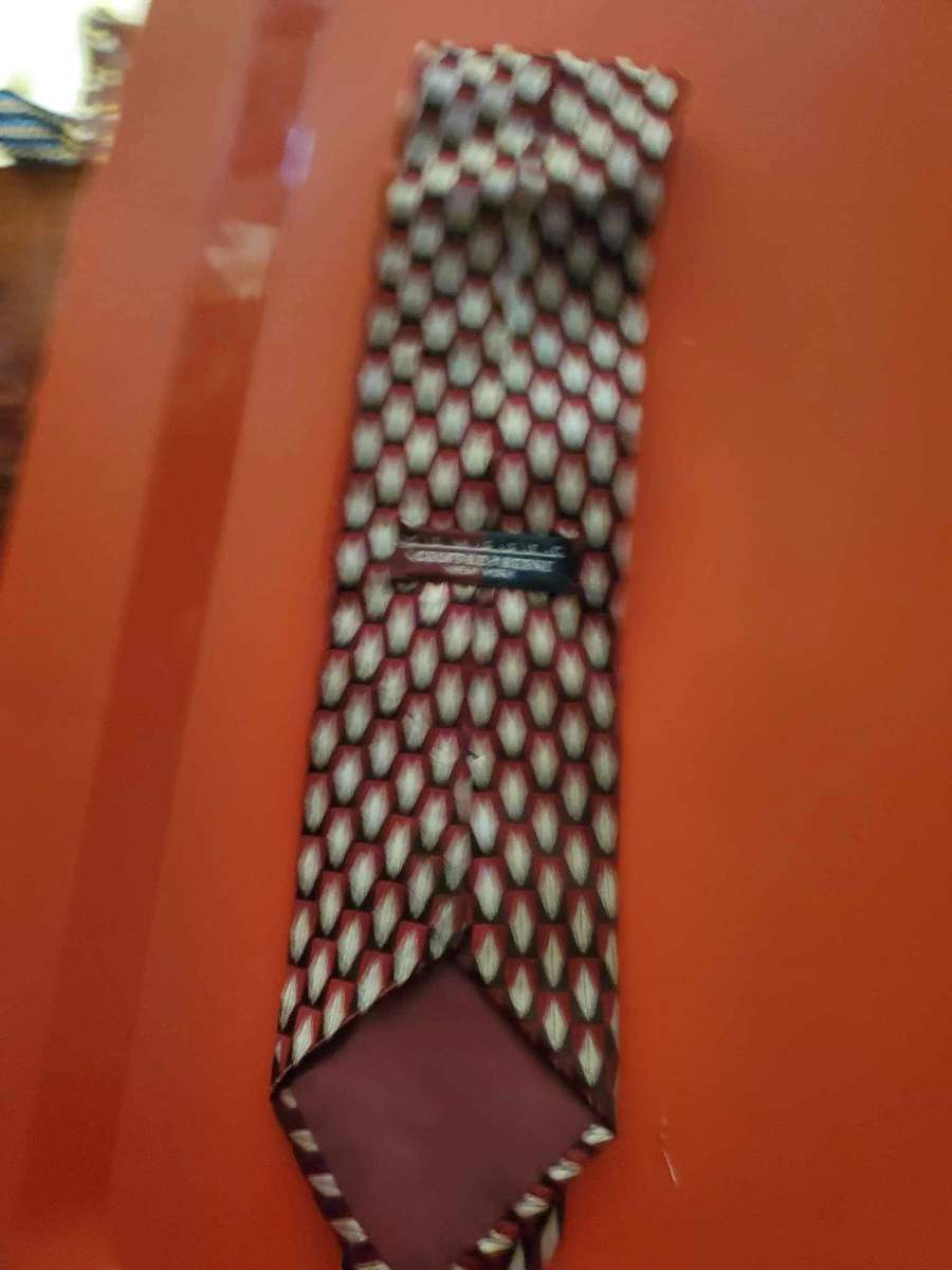 Jeffrey Beene New York tie 56 inches long Bottom of the tie