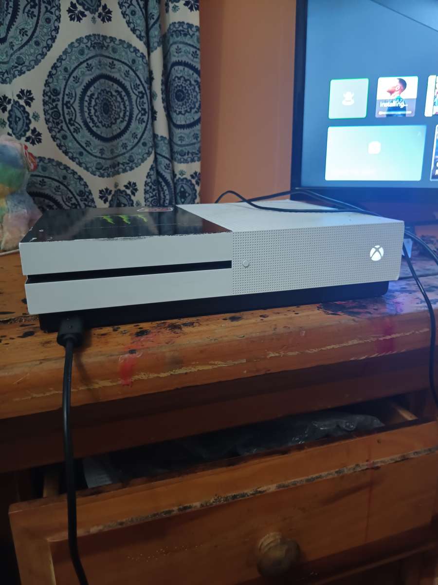 Microsoft Xbox One s 500gb Blu ray disc model bundle