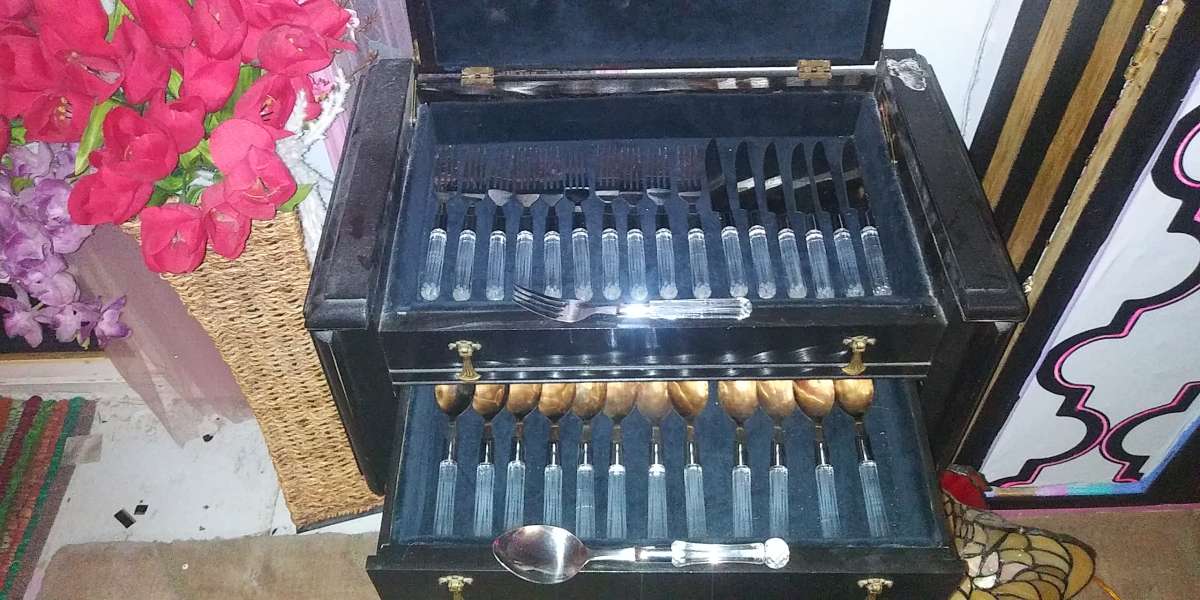 61 piece vintage Lucite flat ware