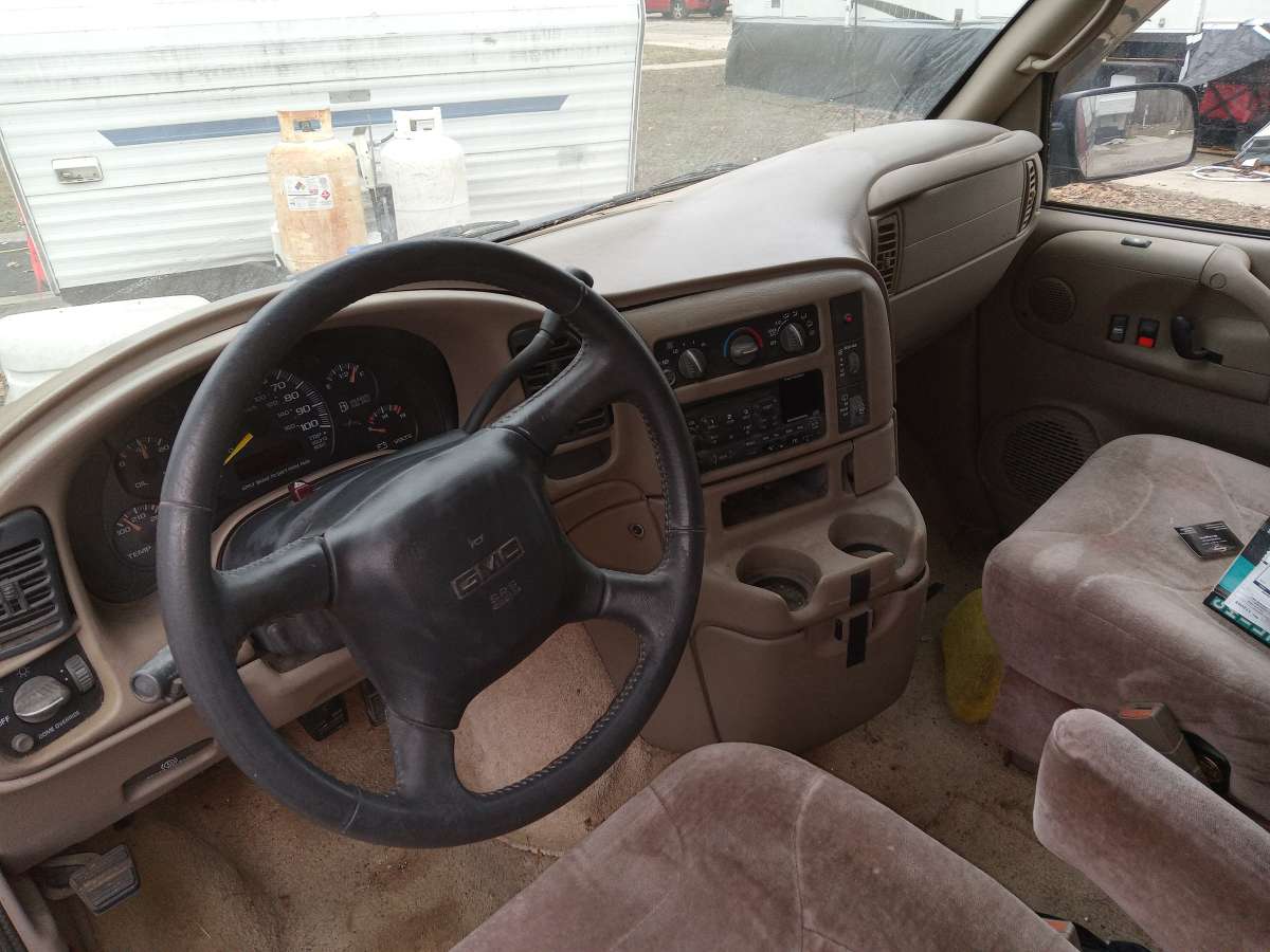 1998 GMC Safari regency package Excellent condition