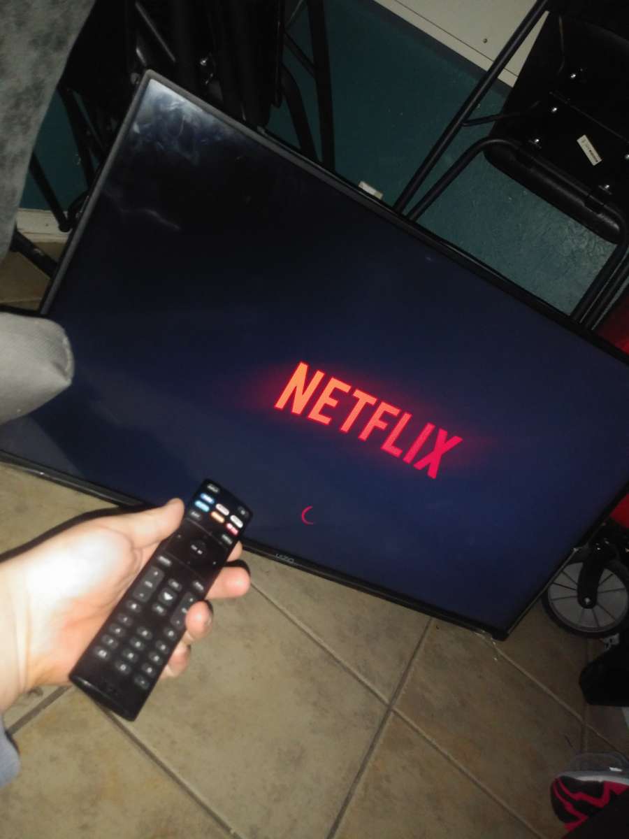 40inch tv with adjustable mount on the tv