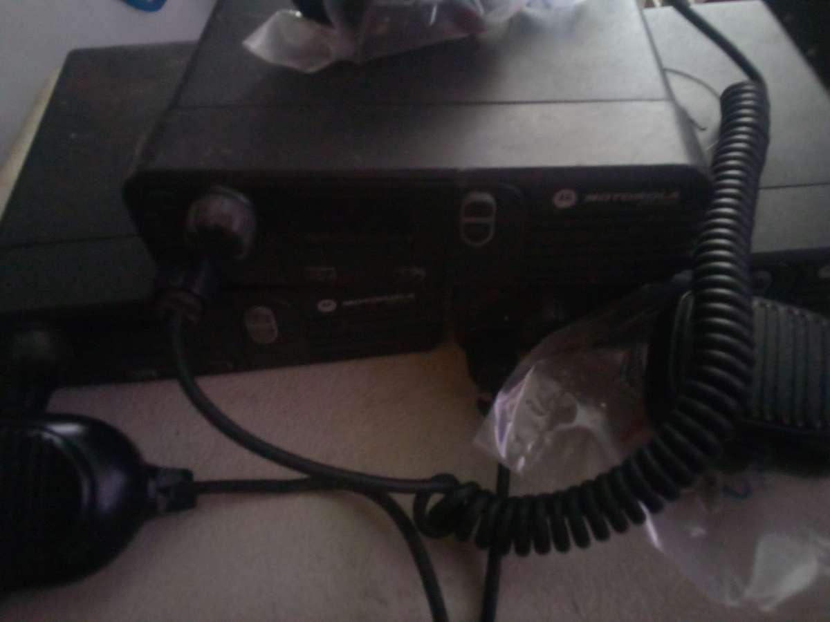 Motorola xps 4350 uhf twoway radio with mics