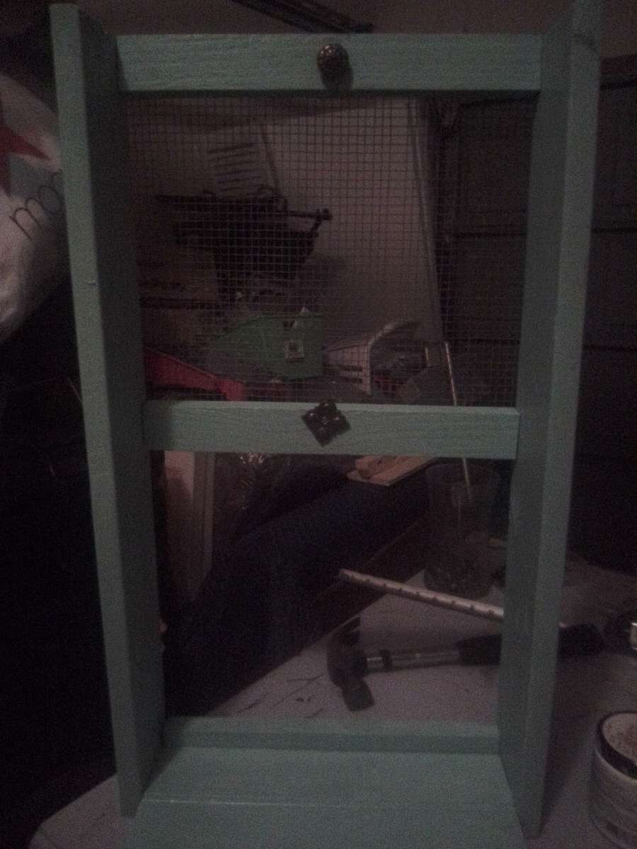 handmade chicken wire jewelry display