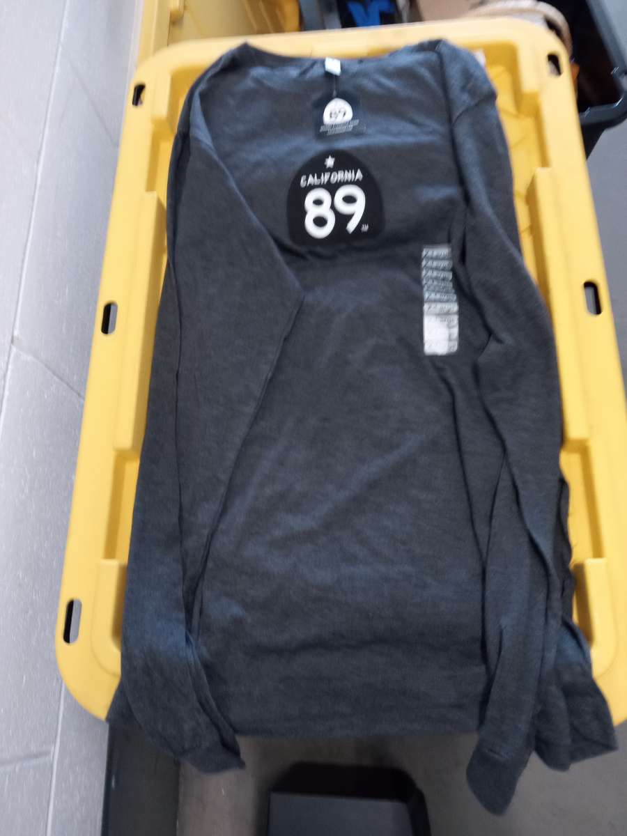 the 3 sweatshirt large new