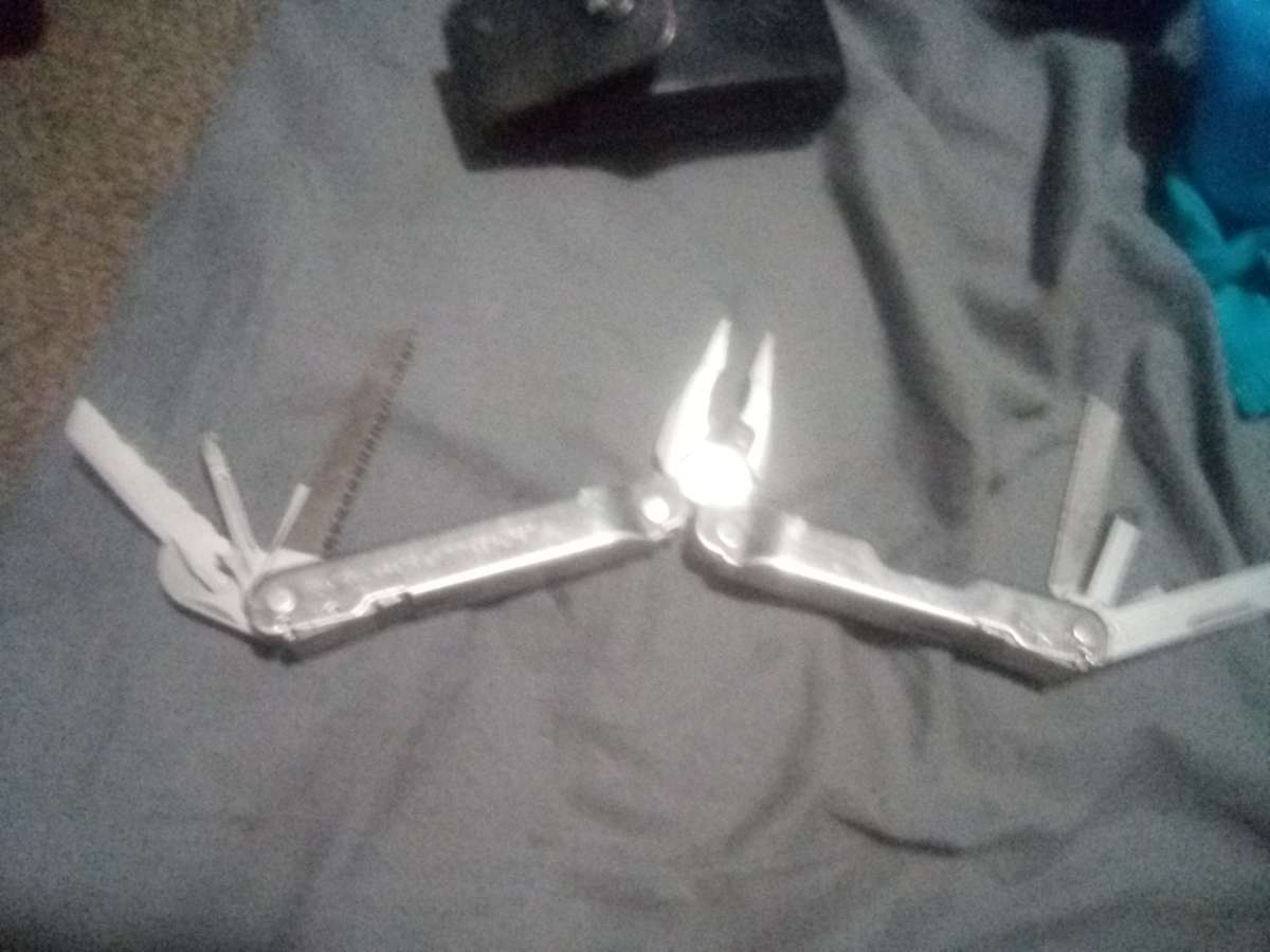 its Leatherman sporting knife with 19 tools its own case