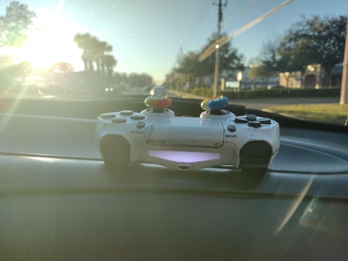 BRAND NEW PS4 CONTROLLER LIGHTLY     HARDLY  USED WHITE