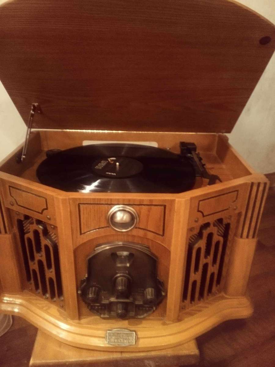 Thomas Pacconi record player