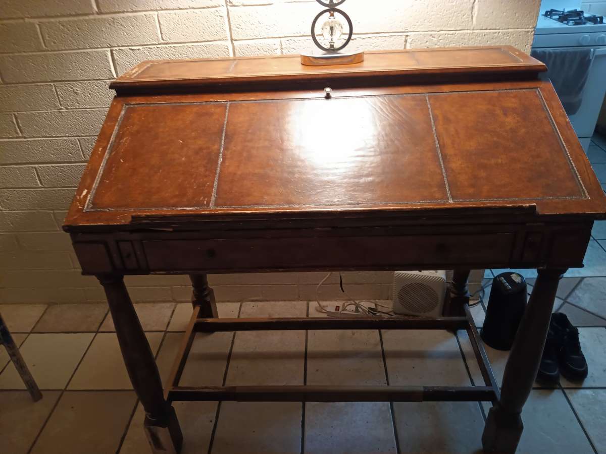 Ernest Hemingway papa stand writing Desk