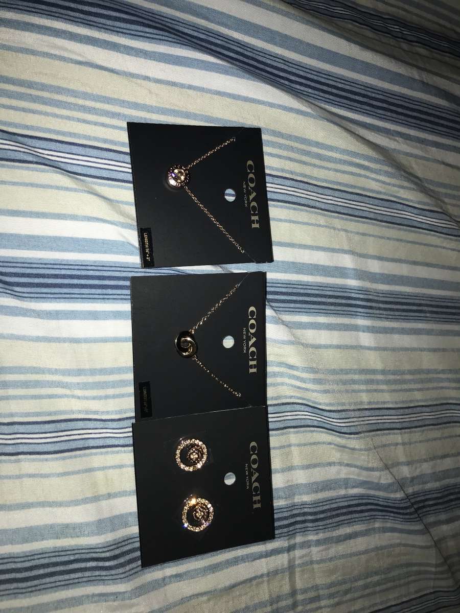 womans necklaces and earring