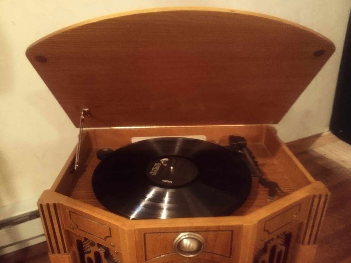 Thomas Pacconi record player