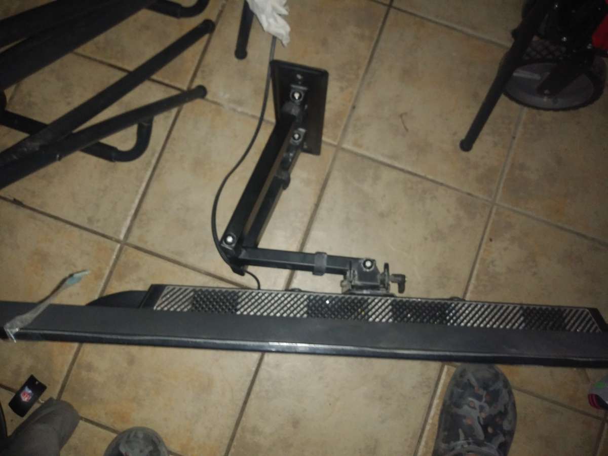 40inch tv with adjustable mount on the tv