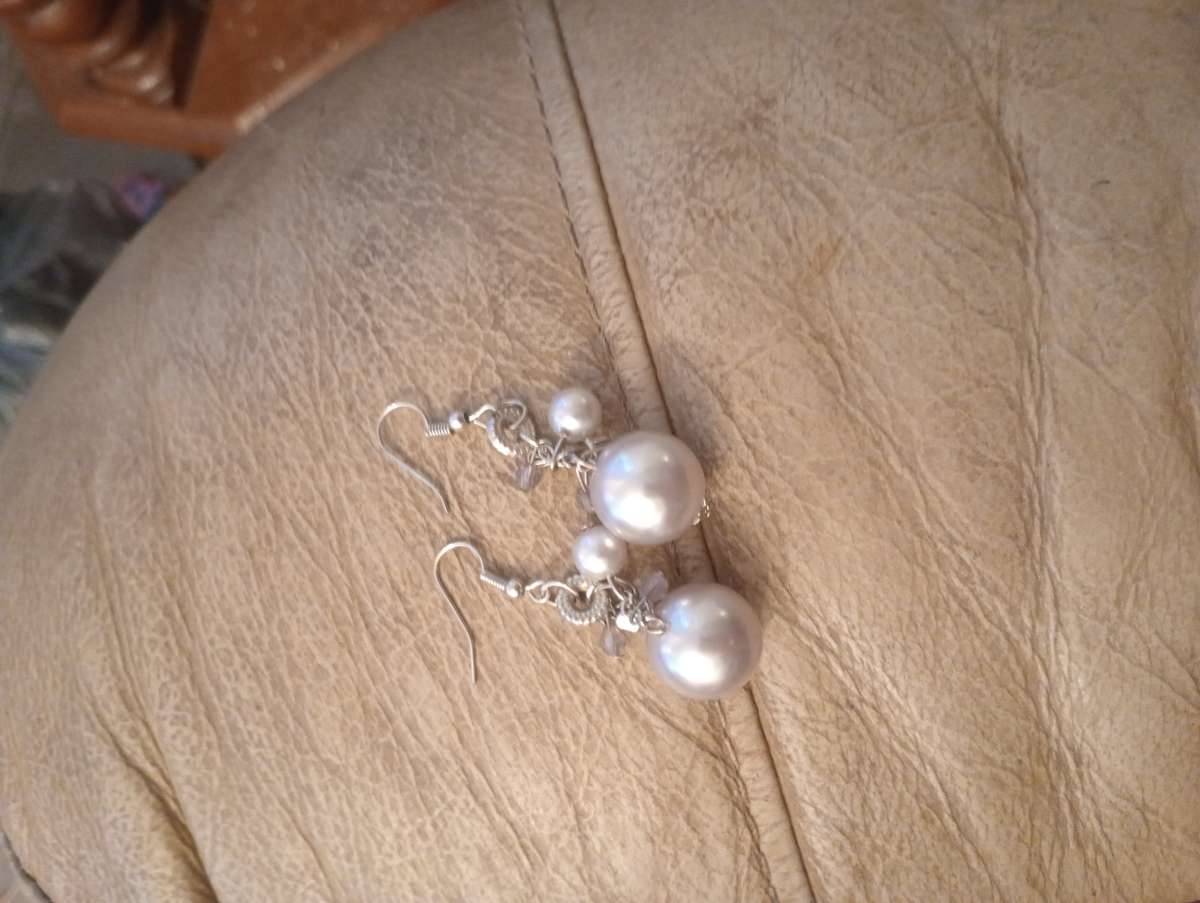 a keychain thing and earrings