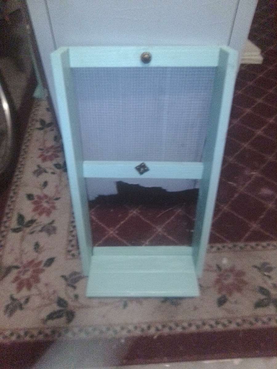 handmade chicken wire jewelry display