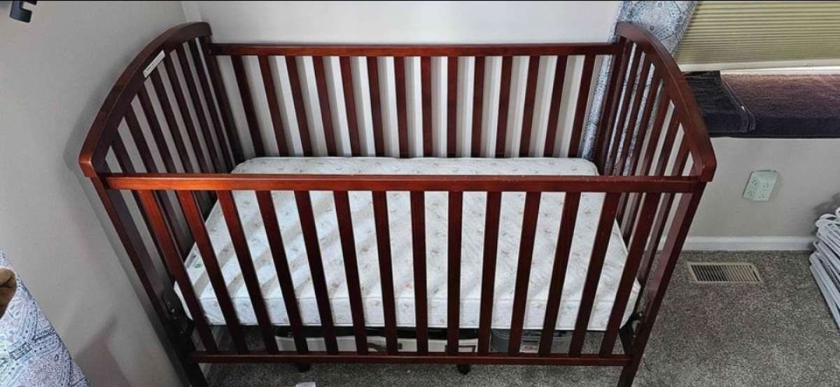 Wooden Crib with Mattress Crib is NOT Convertable