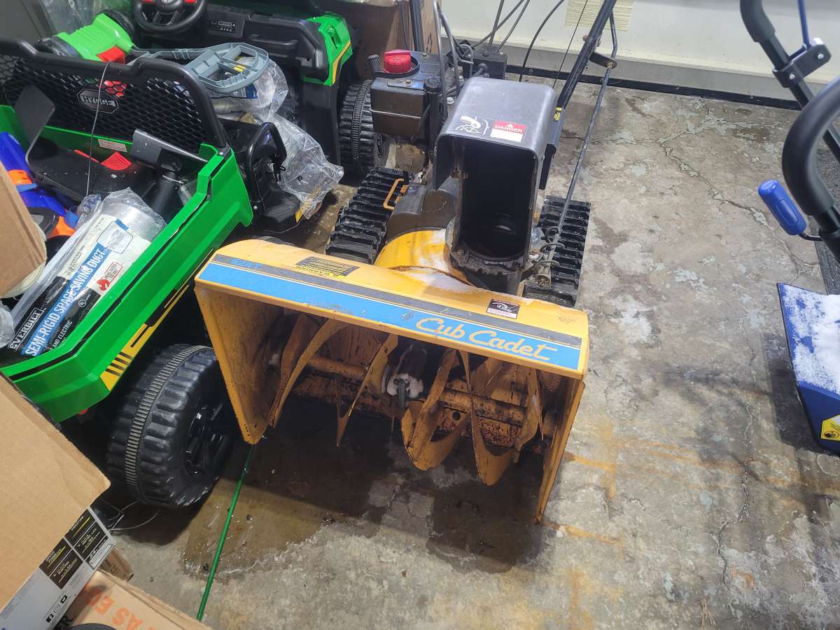 Cub Cadet snowblower on tracs