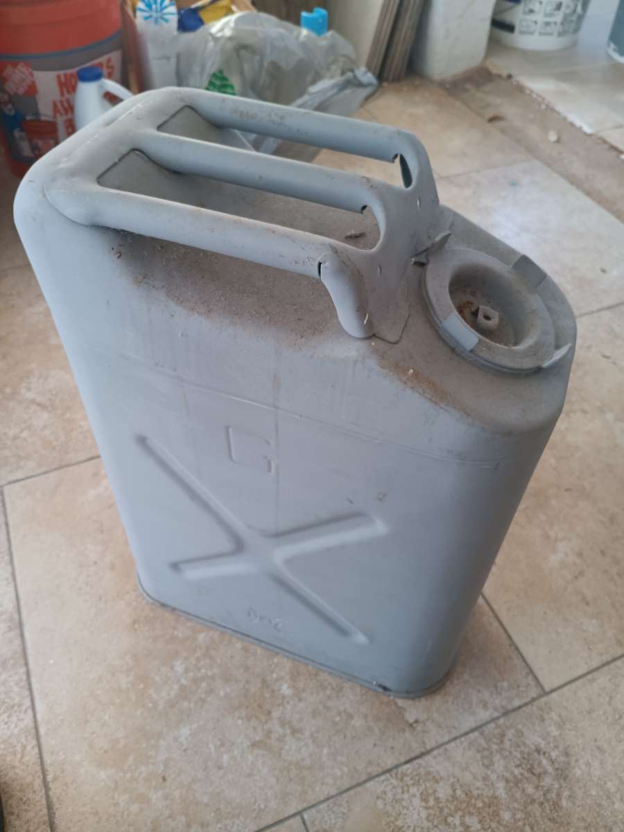 blitz g 5 gal metal gas can