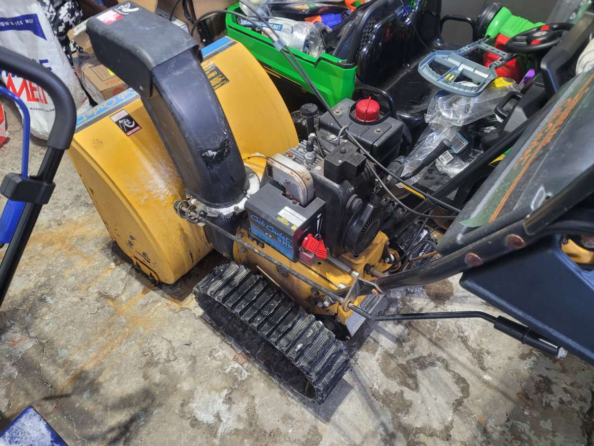 Cub Cadet snowblower on tracs